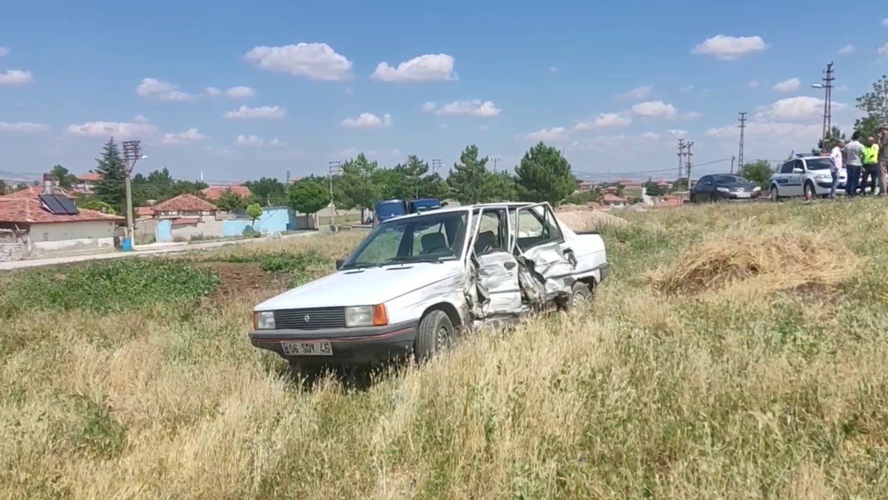 Otomobil ticari araçla çarpıştı: 2 yaralı