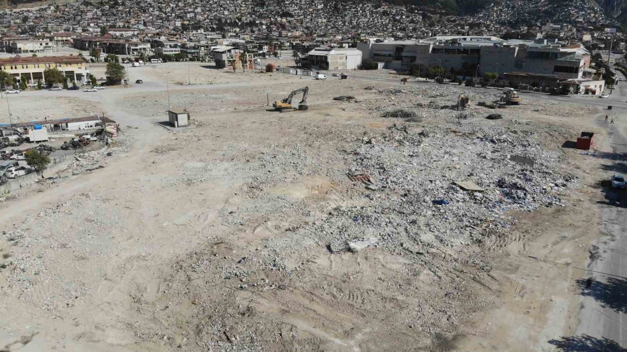 Enkaz kentte yıkımın etkisi gökyüzünden görüntülendi