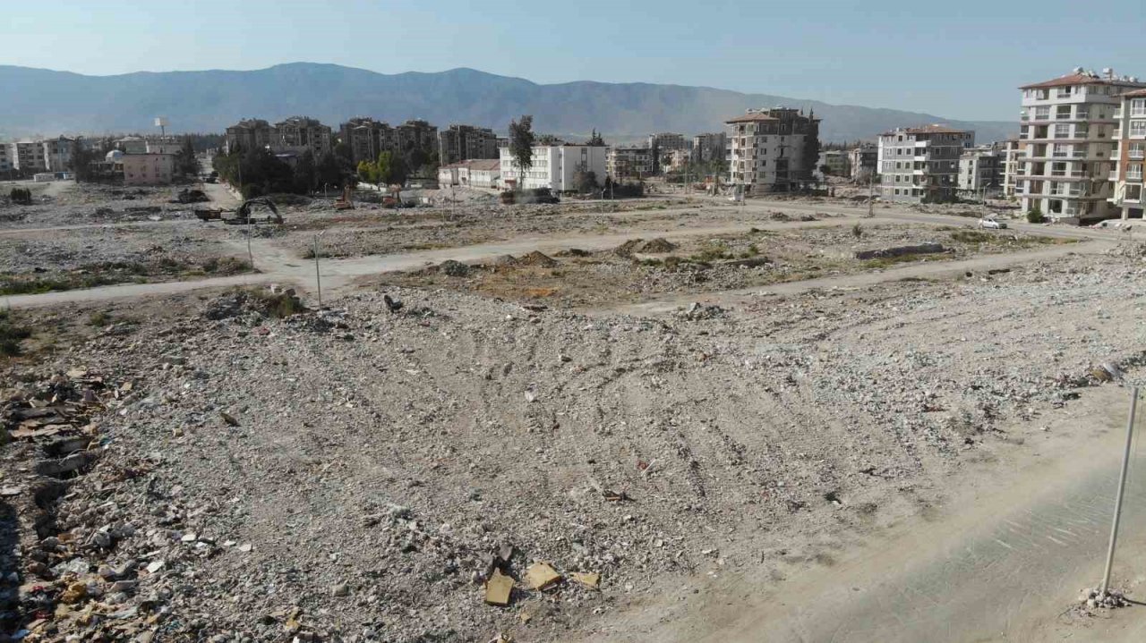 Enkaz kentte yıkımın etkisi gökyüzünden görüntülendi