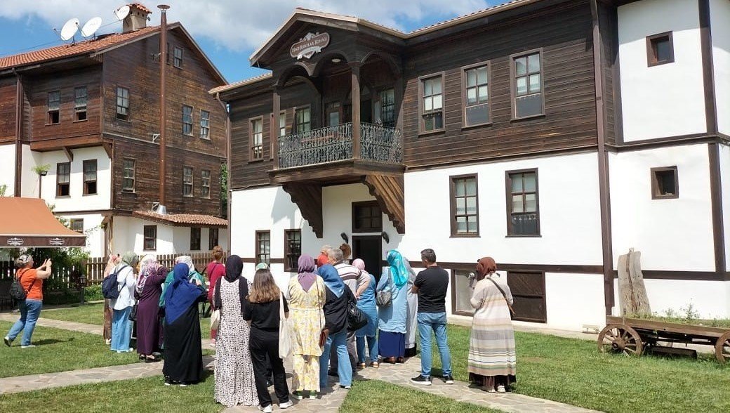 Manevi mekanları gezdiler