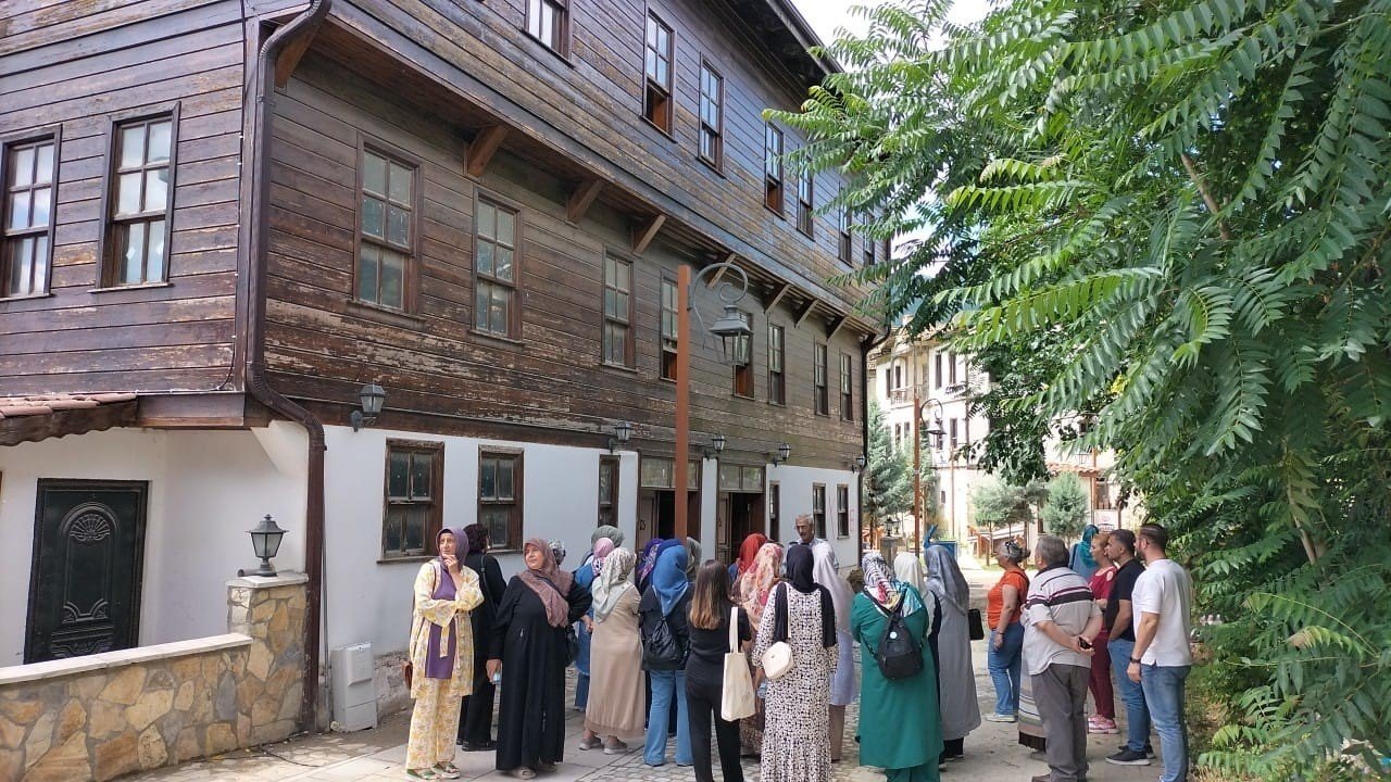 Manevi mekanları gezdiler