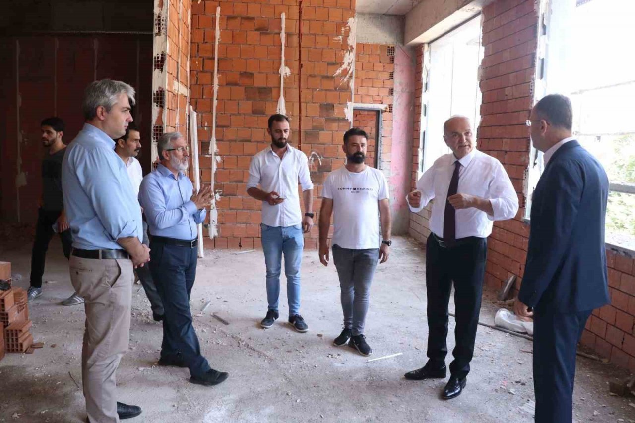 Özlü eğitim yatırımlarını yakından takip ediyor