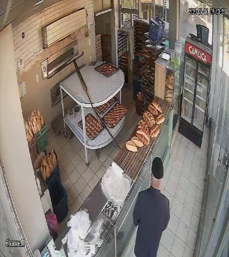 Fırından yardım kutusunu çaldı