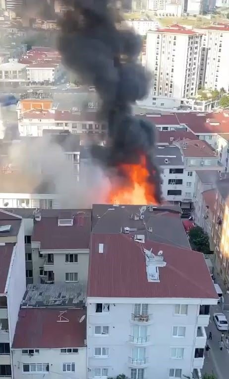 Esenyurt’ta metruk binanın çatı katı alev alev yandı