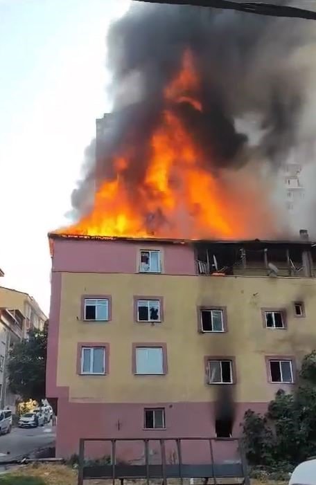 Esenyurt’ta metruk binanın çatı katı alev alev yandı
