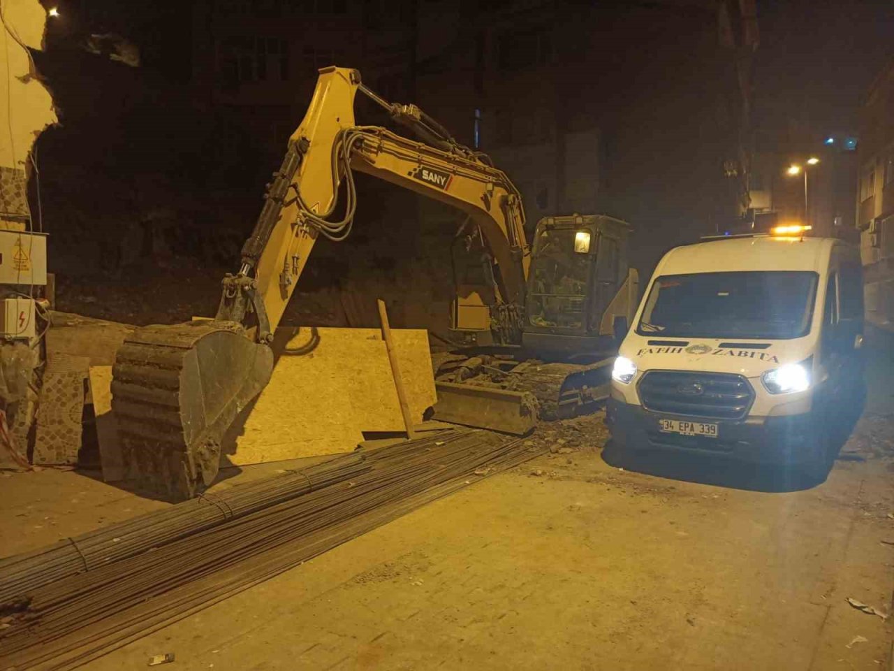 Fatih’te inşaat temeli kazılırken hasar gören bina boşaltıldı