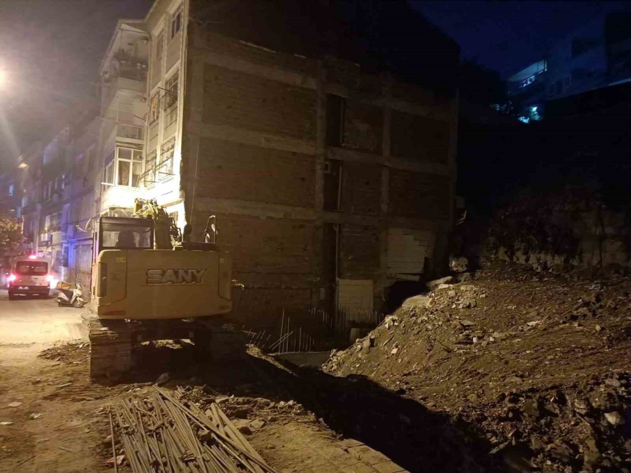 Fatih’te inşaat temeli kazılırken hasar gören bina boşaltıldı