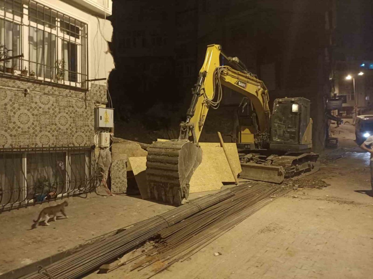Fatih’te inşaat temeli kazılırken hasar gören bina boşaltıldı
