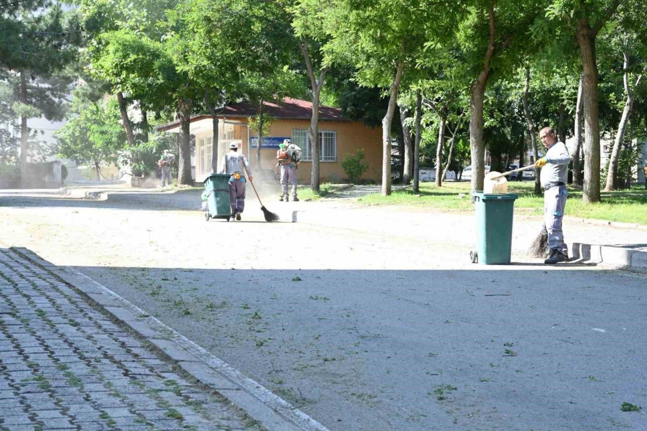 Isparta’da 44 mahalle 200 cadde ve 3 bine yakın sokakta genel temizlik
