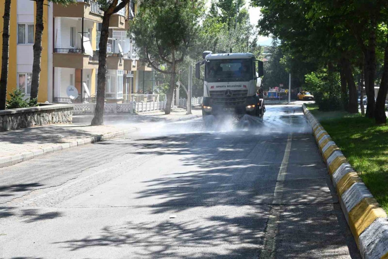 Isparta’da 44 mahalle 200 cadde ve 3 bine yakın sokakta genel temizlik