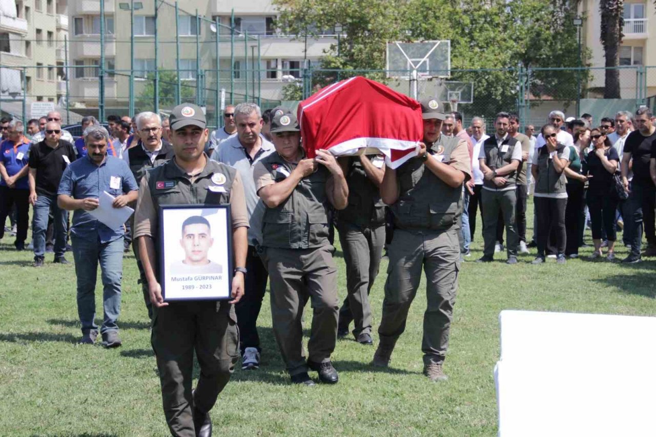 İzmir’deki orman yangınında şehit olan orman işçisi memleketine uğurlandı