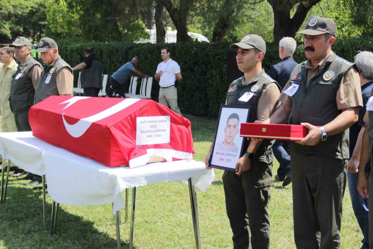 İzmir’deki orman yangınında şehit olan orman işçisi memleketine uğurlandı