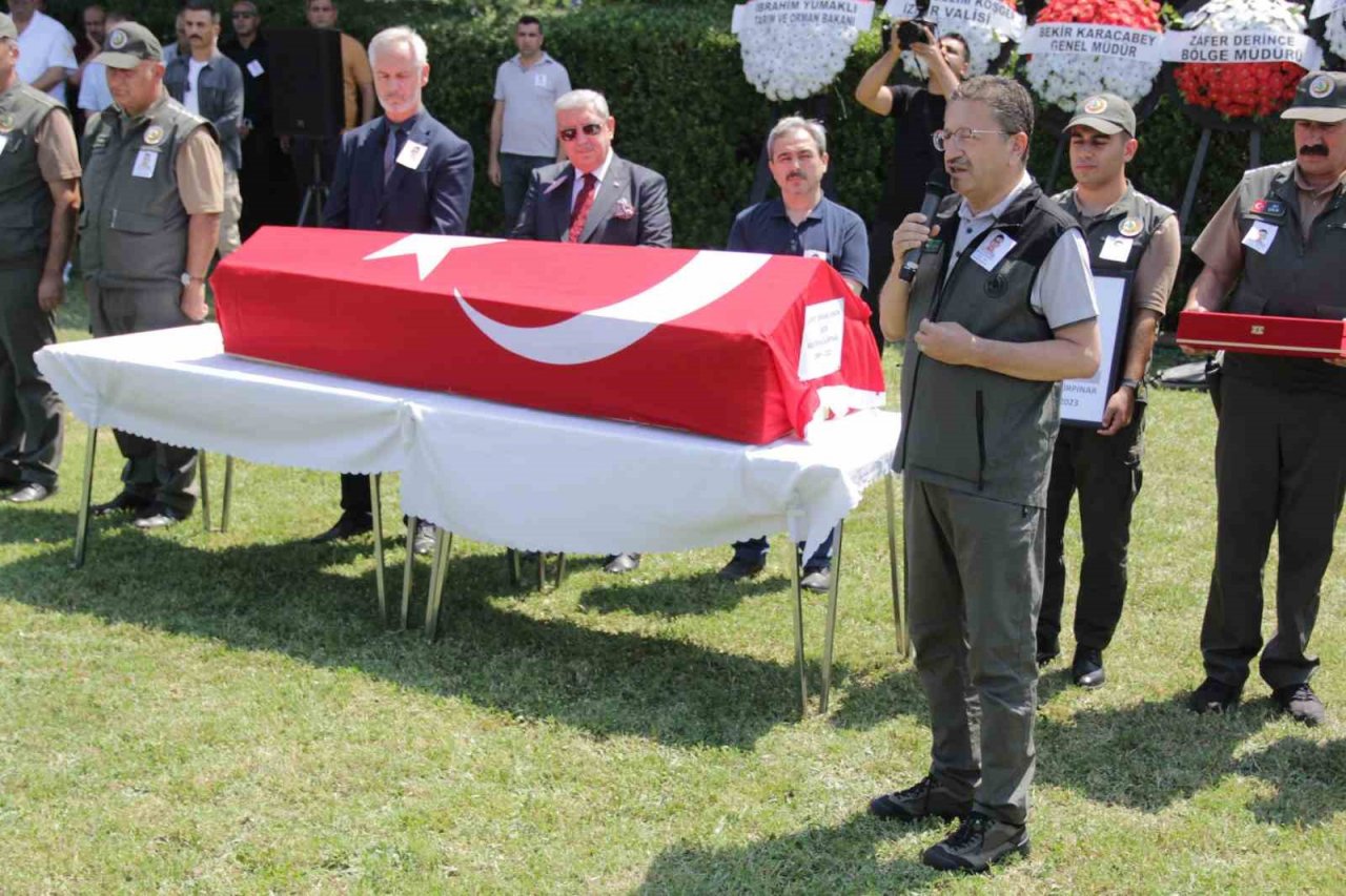 İzmir’deki orman yangınında şehit olan orman işçisi memleketine uğurlandı