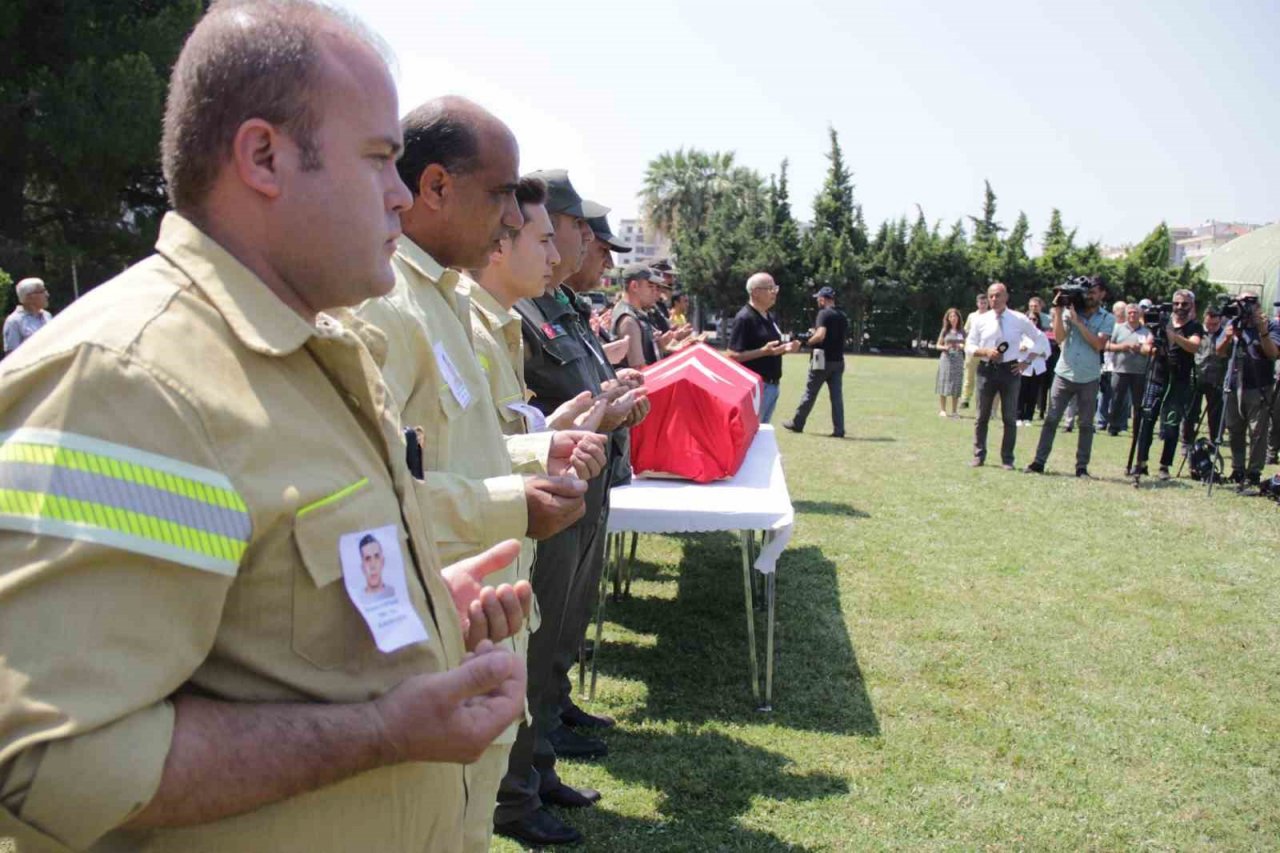 İzmir’deki orman yangınında şehit olan orman işçisi memleketine uğurlandı