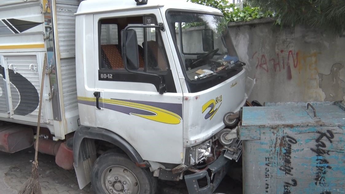 İstanbul’da frenleri boşalan kamyonet ortalığı savaş alanına çevirdi