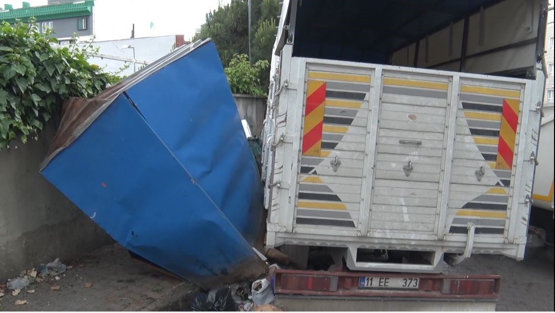 İstanbul’da frenleri boşalan kamyonet ortalığı savaş alanına çevirdi