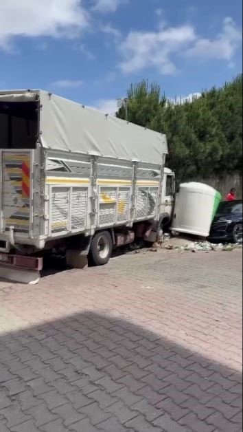 İstanbul’da frenleri boşalan kamyonet ortalığı savaş alanına çevirdi