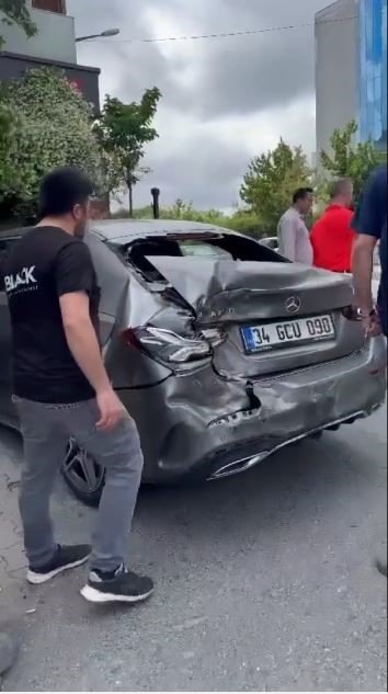 İstanbul’da frenleri boşalan kamyonet ortalığı savaş alanına çevirdi