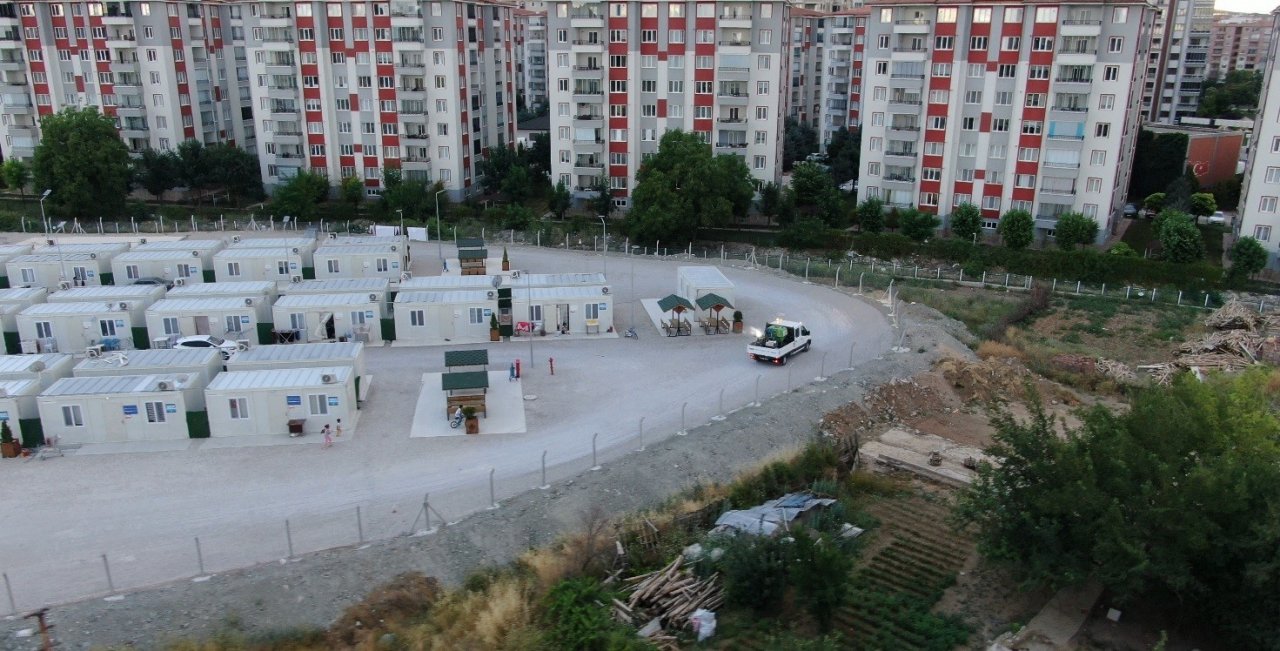 Depremzedelerin kaldığı konteyner kentler düzenli olarak ilaçlanıyor