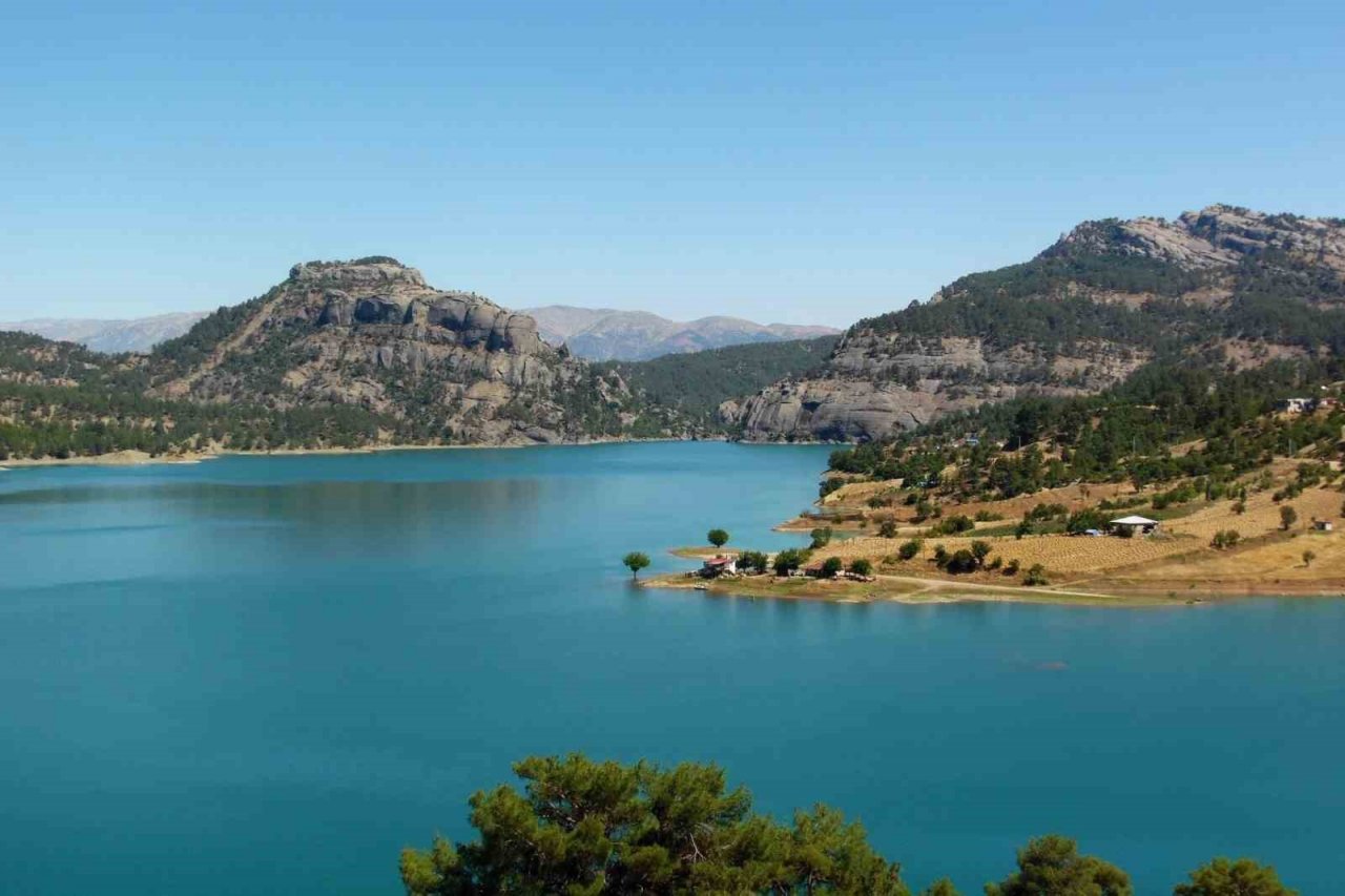 Menzelet Barajının doğal güzelliği cezbediyor