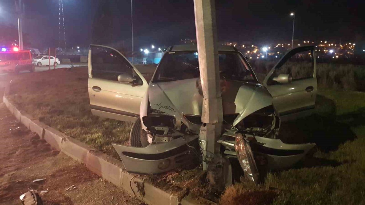 Alkollü sürücü aracıyla refüje çıkıp aydınlatma direğine çarptı