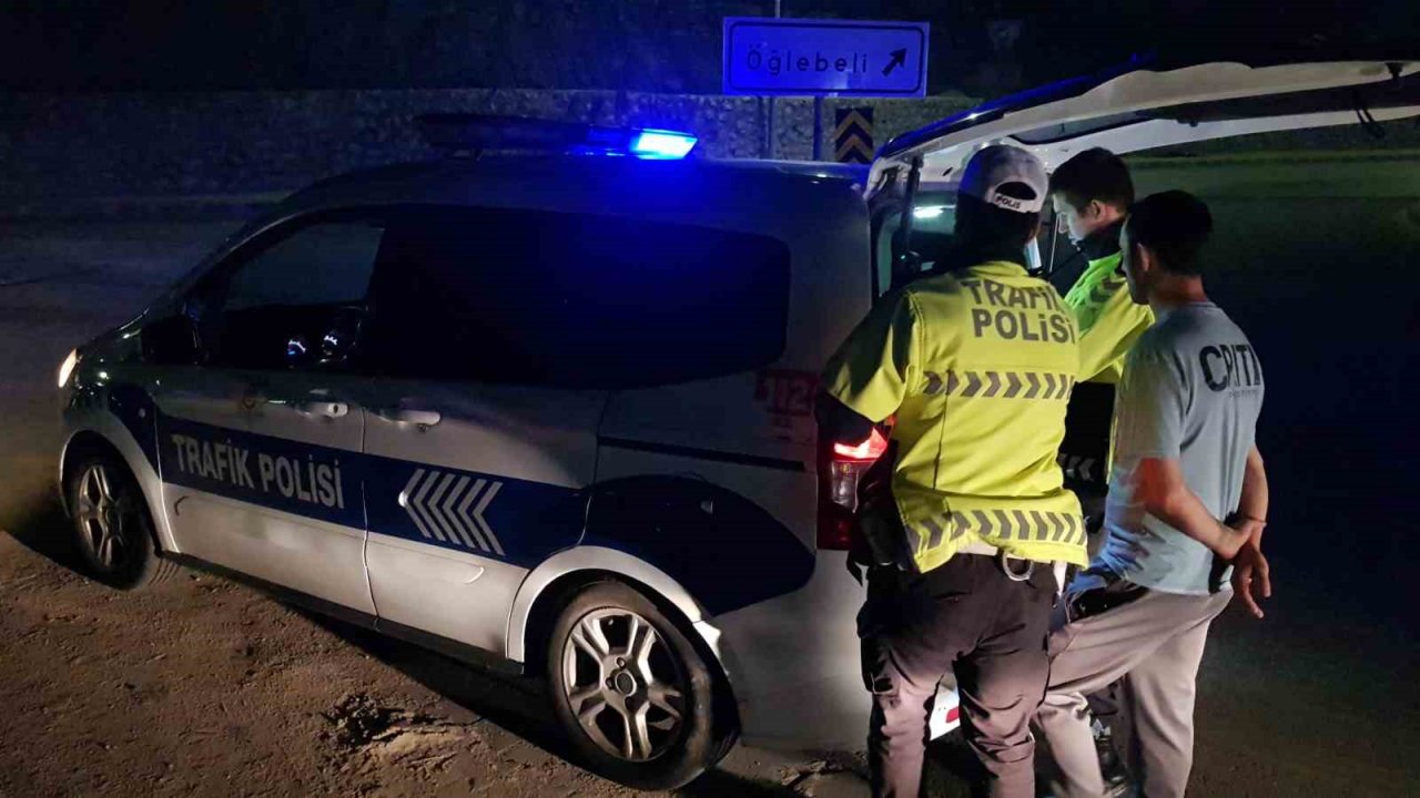 Alkollü sürücü aracıyla refüje çıkıp aydınlatma direğine çarptı