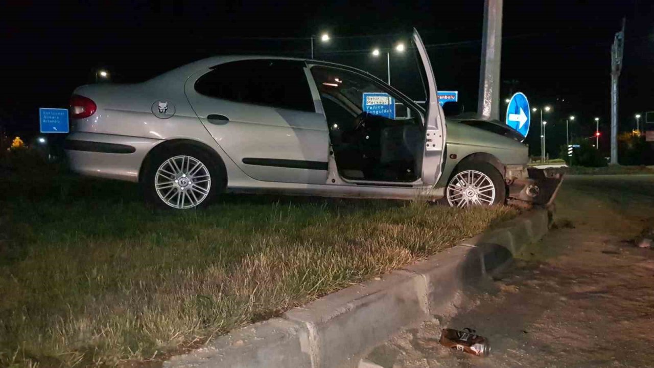 Alkollü sürücü aracıyla refüje çıkıp aydınlatma direğine çarptı