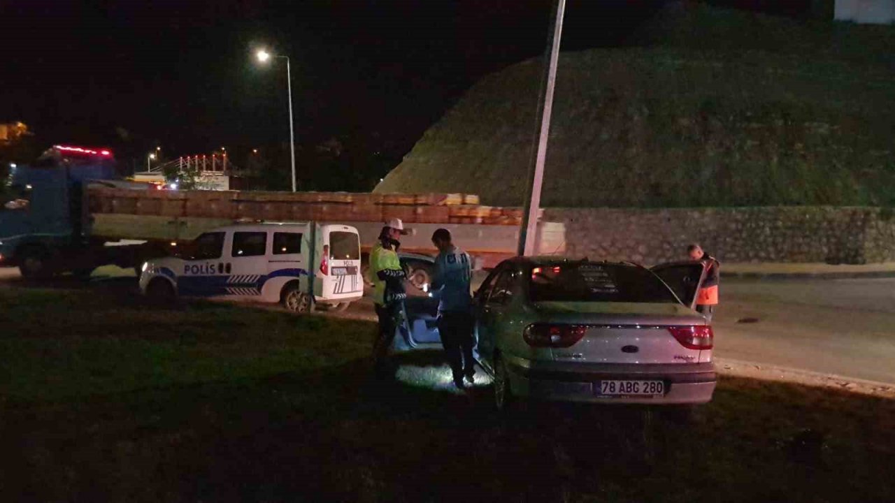 Alkollü sürücü aracıyla refüje çıkıp aydınlatma direğine çarptı