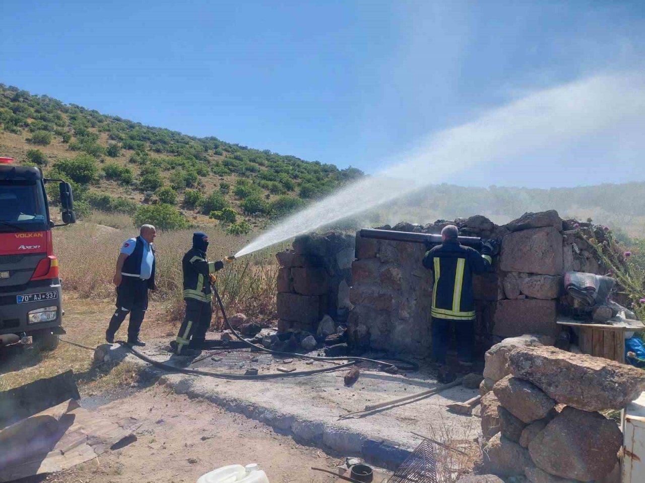 Karaman’da çıkan yangında bağ evi kullanılamaz hale geldi
