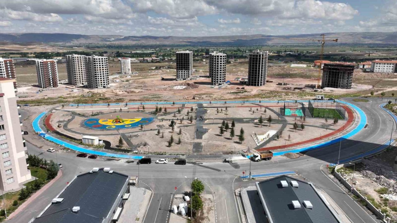 Yeşilyurt Park Alanı’nı inceleyen Başkan Büyükkılıç, gençlerle buluştu