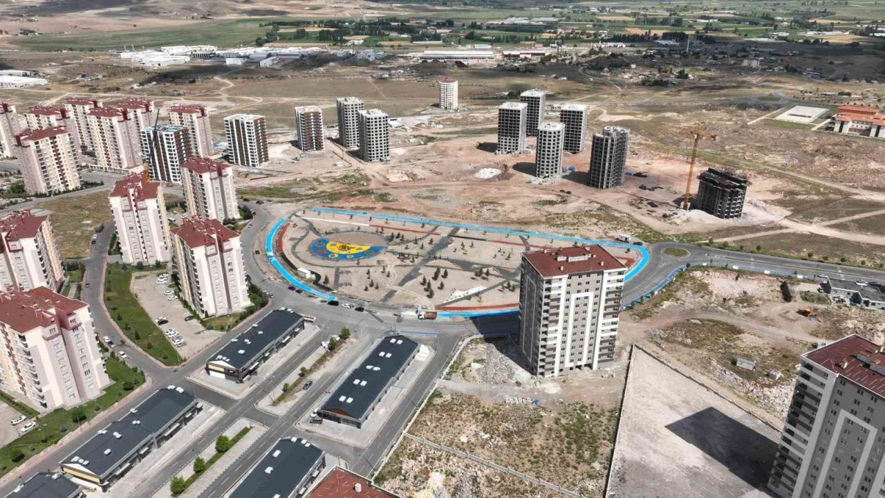 Yeşilyurt Park Alanı’nı inceleyen Başkan Büyükkılıç, gençlerle buluştu