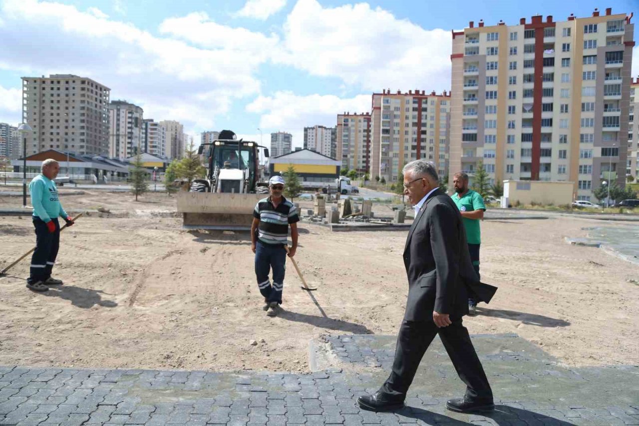 Yeşilyurt Park Alanı’nı inceleyen Başkan Büyükkılıç, gençlerle buluştu
