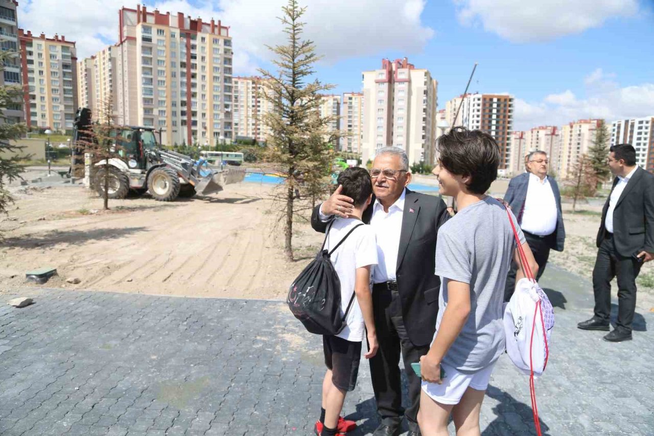 Yeşilyurt Park Alanı’nı inceleyen Başkan Büyükkılıç, gençlerle buluştu