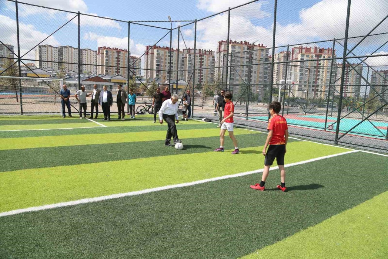 Yeşilyurt Park Alanı’nı inceleyen Başkan Büyükkılıç, gençlerle buluştu