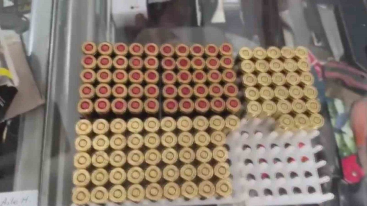Ruhsatsız silahları piyasaya süremeden yakalandılar