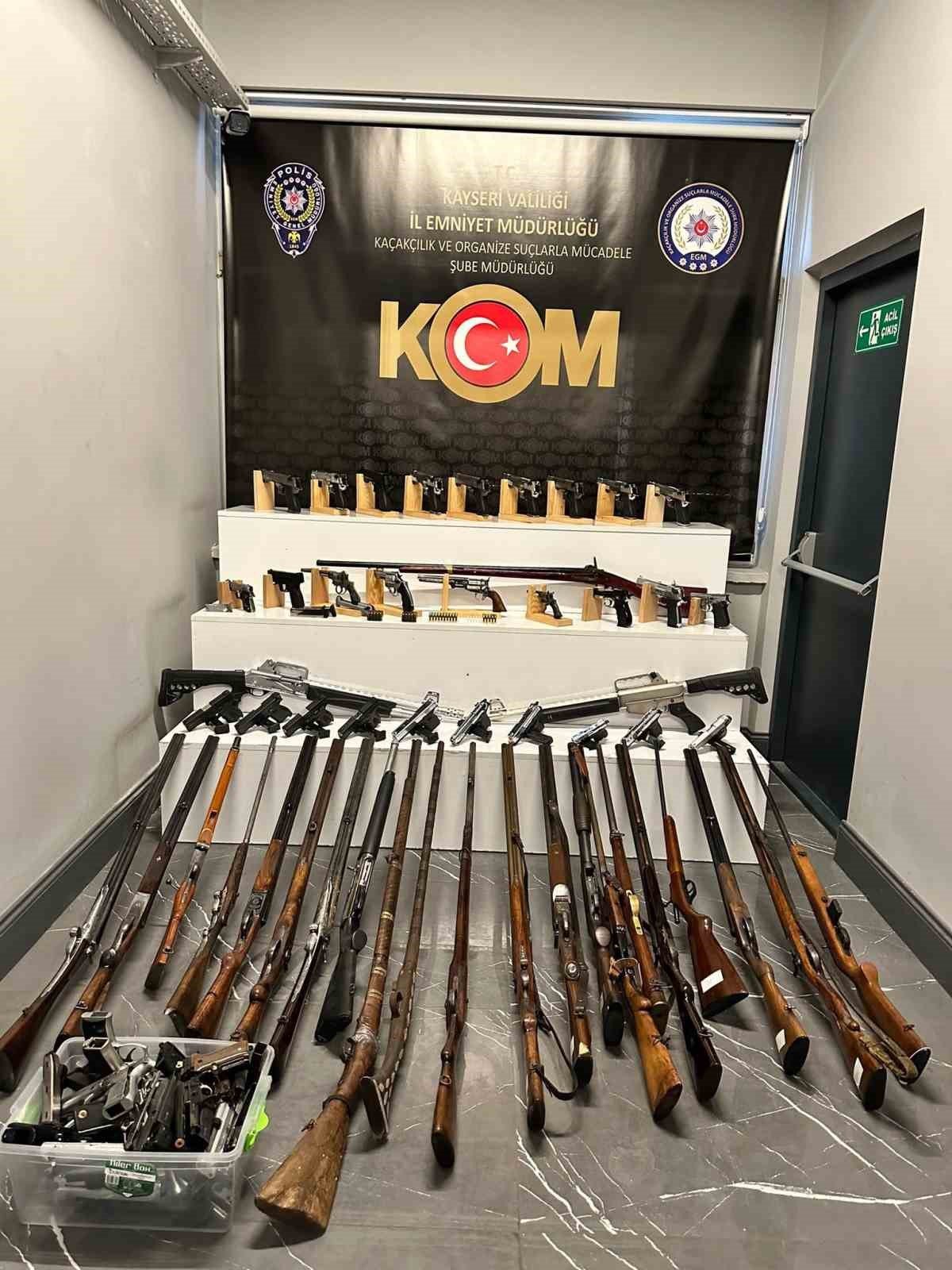 Ruhsatsız silahları piyasaya süremeden yakalandılar