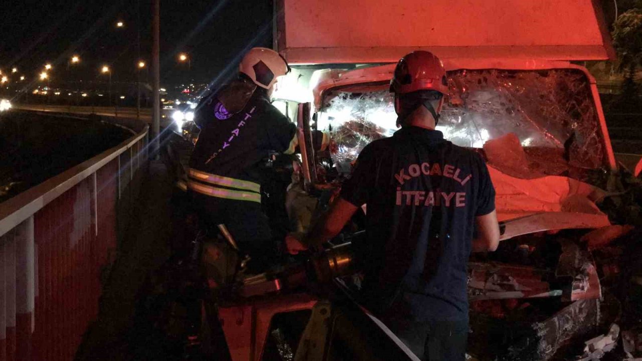 Önce kazada sıkıştığı yerden kurtuldu, ardından araçtaki cep telefonu için ekipleri harekete geçirdi