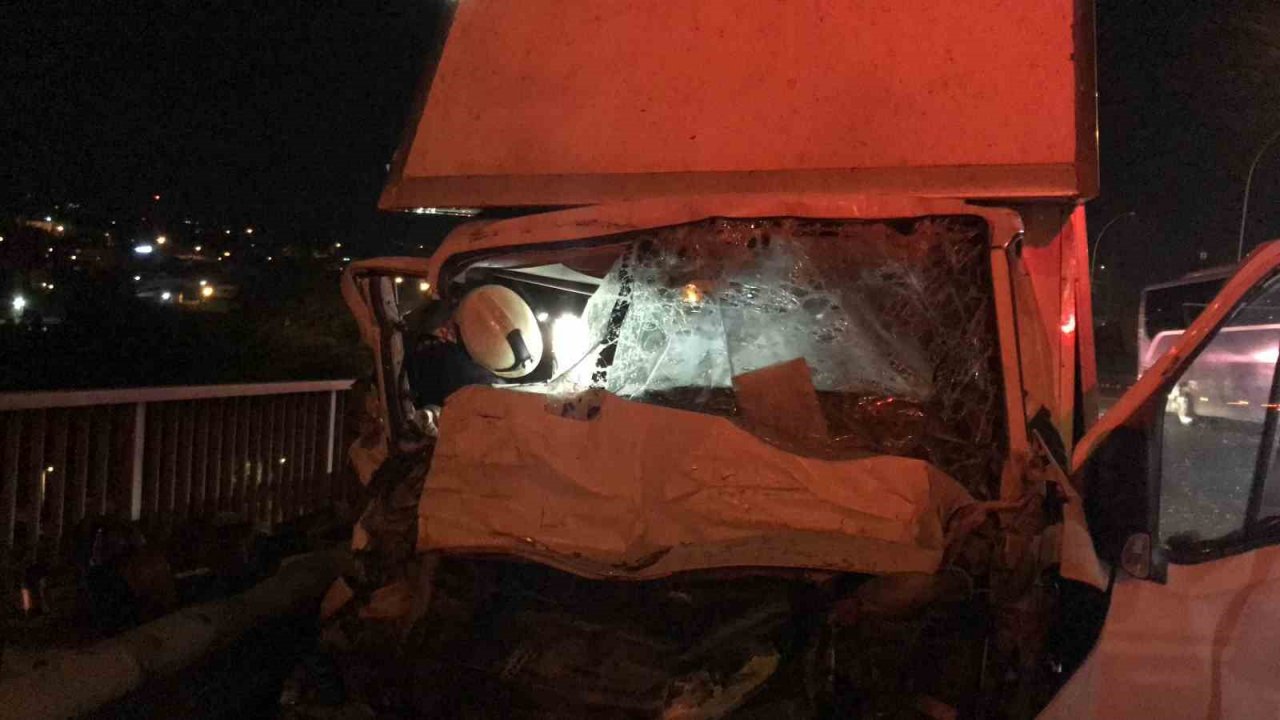 Önce kazada sıkıştığı yerden kurtuldu, ardından araçtaki cep telefonu için ekipleri harekete geçirdi