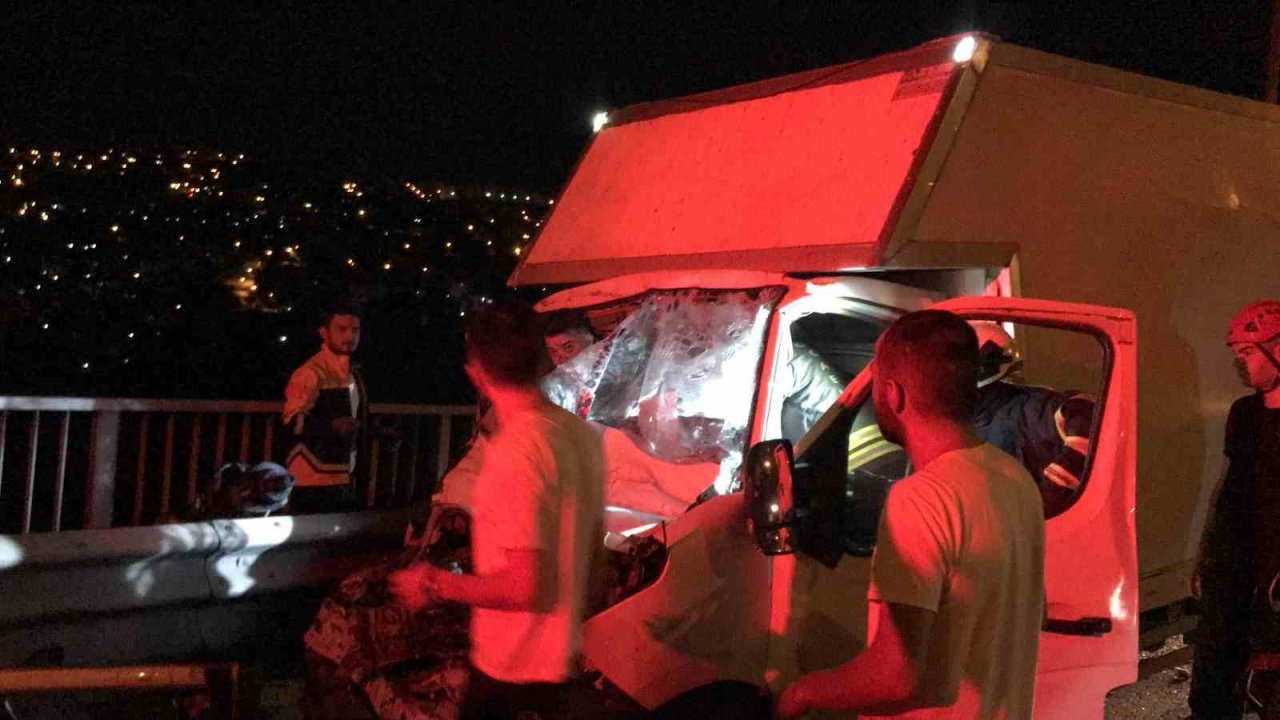 Önce kazada sıkıştığı yerden kurtuldu, ardından araçtaki cep telefonu için ekipleri harekete geçirdi