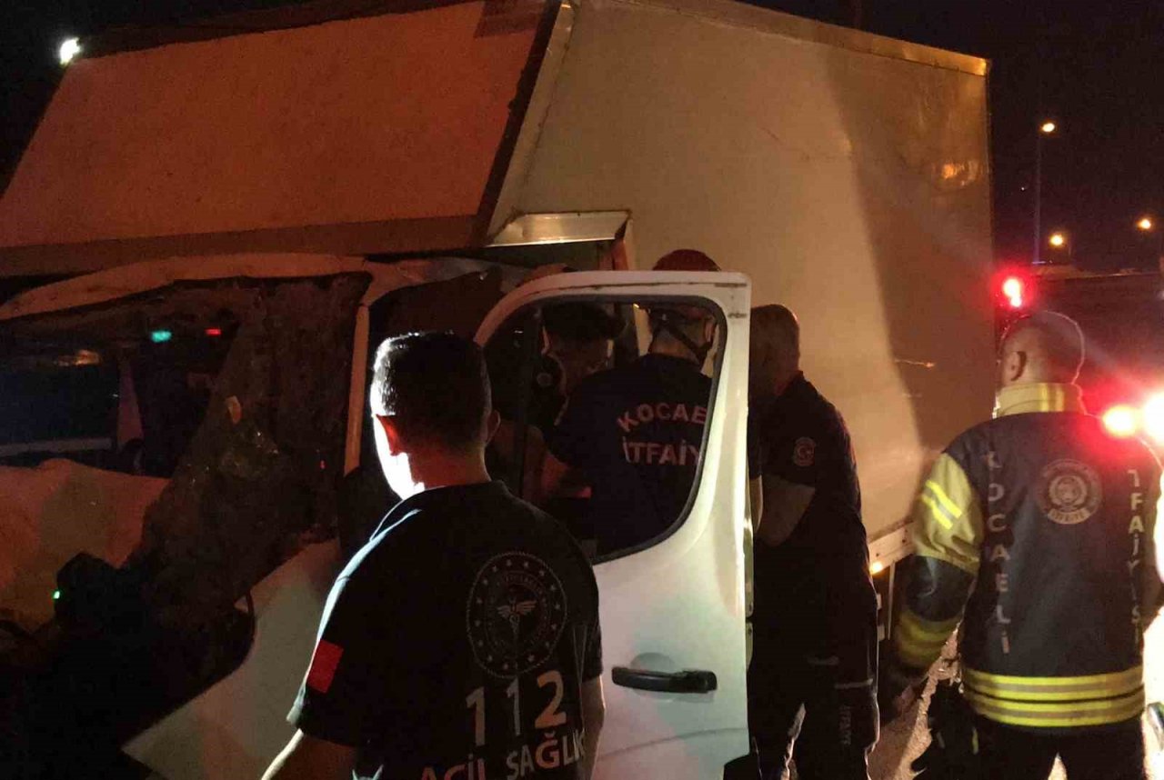 Önce kazada sıkıştığı yerden kurtuldu, ardından araçtaki cep telefonu için ekipleri harekete geçirdi