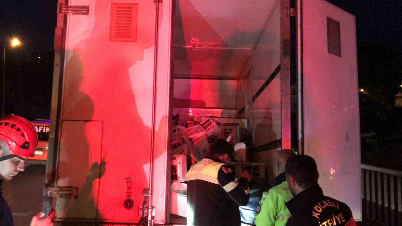 Önce kazada sıkıştığı yerden kurtuldu, ardından araçtaki cep telefonu için ekipleri harekete geçirdi