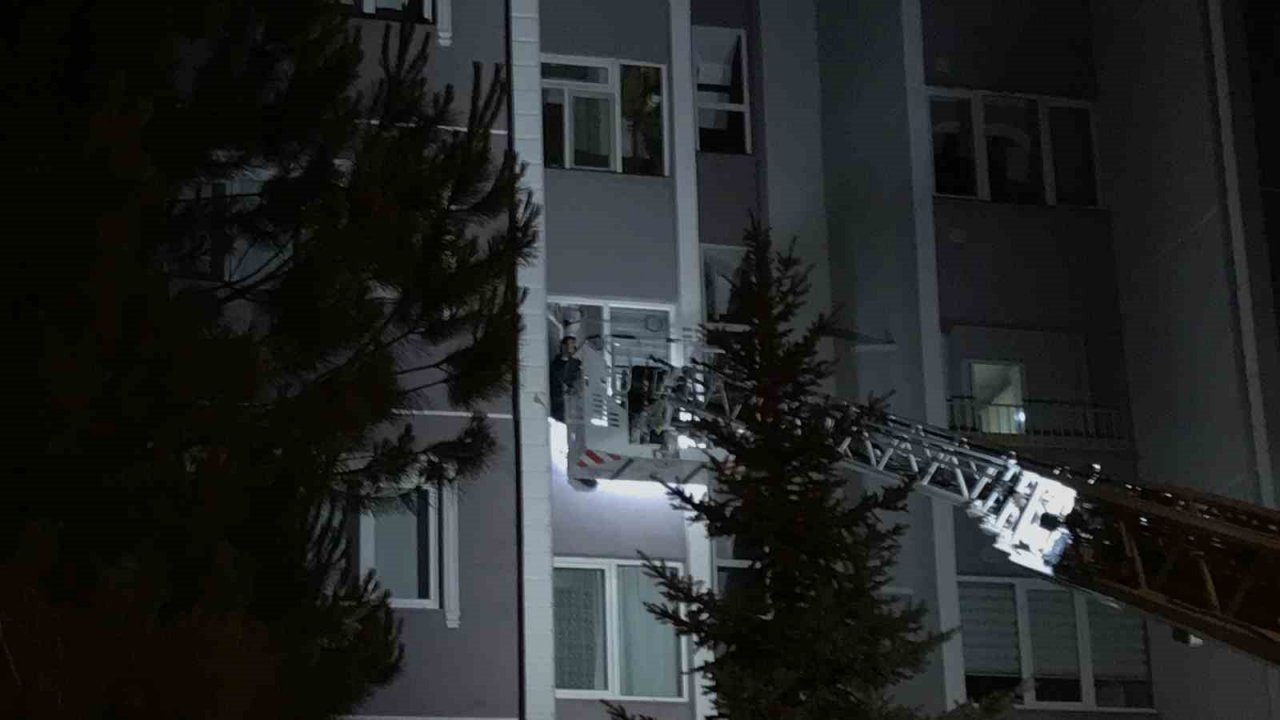 Çilingir kapıyı açamayınca iş itfaiyeye düştü: Pencereden girerek kapıyı açtılar