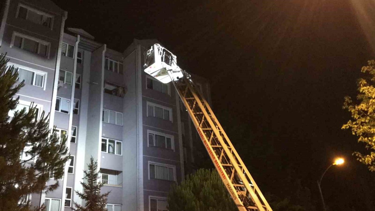 Çilingir kapıyı açamayınca iş itfaiyeye düştü: Pencereden girerek kapıyı açtılar