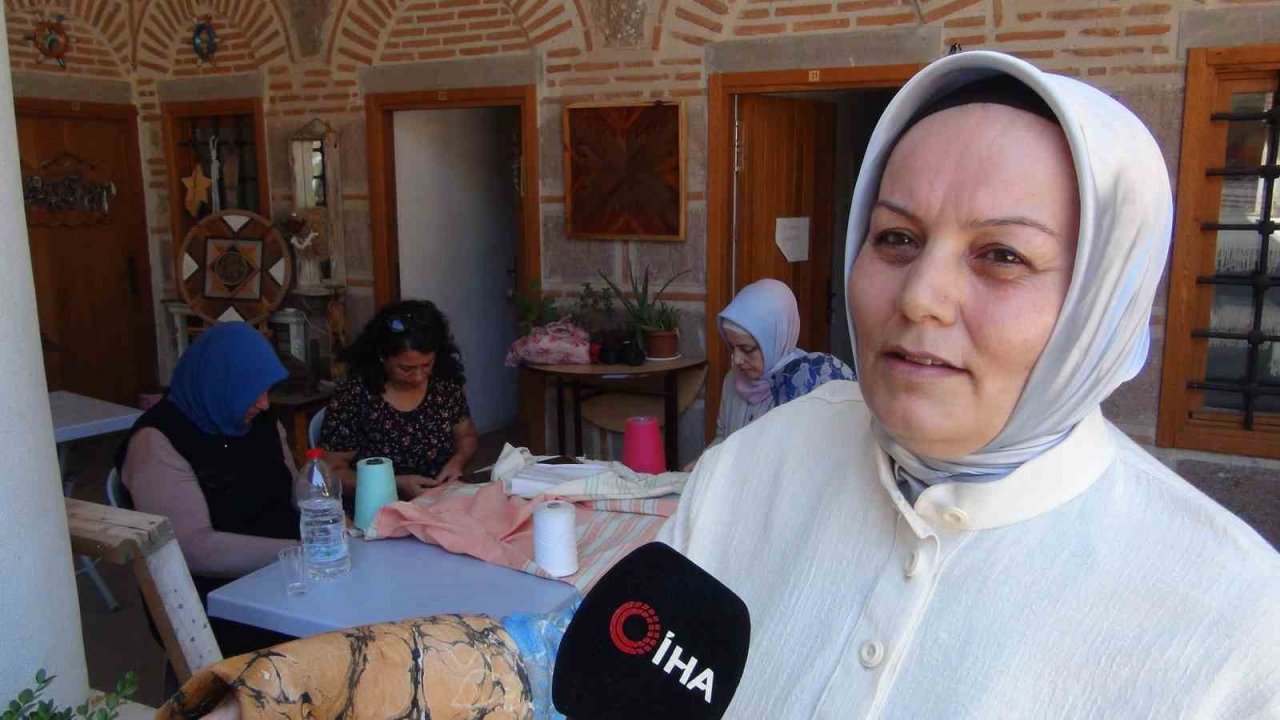 650 yıllık Manisa Bezi bin yıllık ebru sanatıyla renklendi