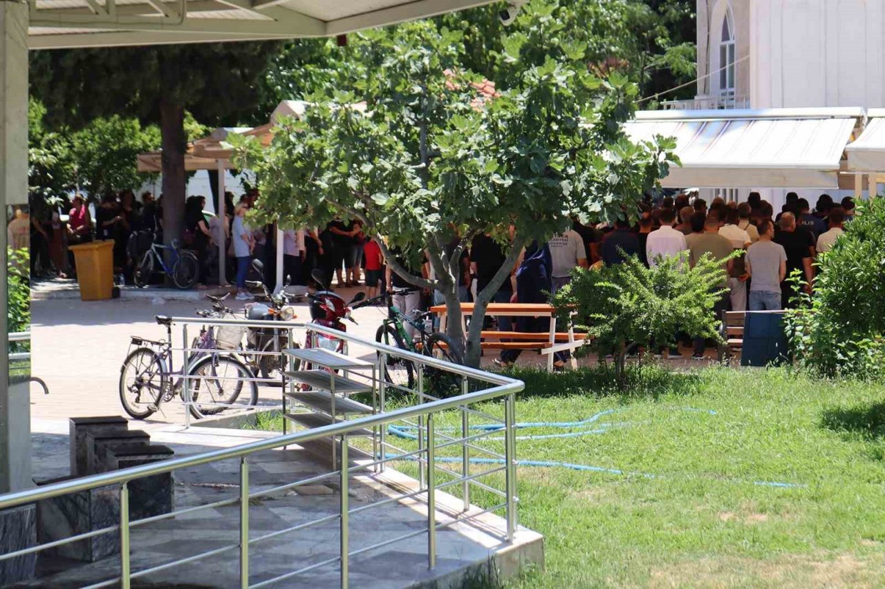 "Maseratili Polis" toprağa verildi, cenazede gazeteciye saldırı