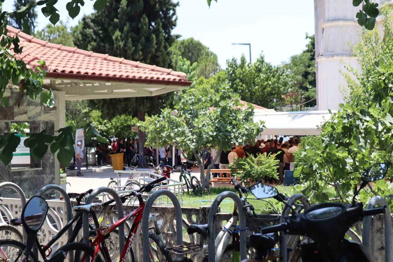 "Maseratili Polis" toprağa verildi, cenazede gazeteciye saldırı