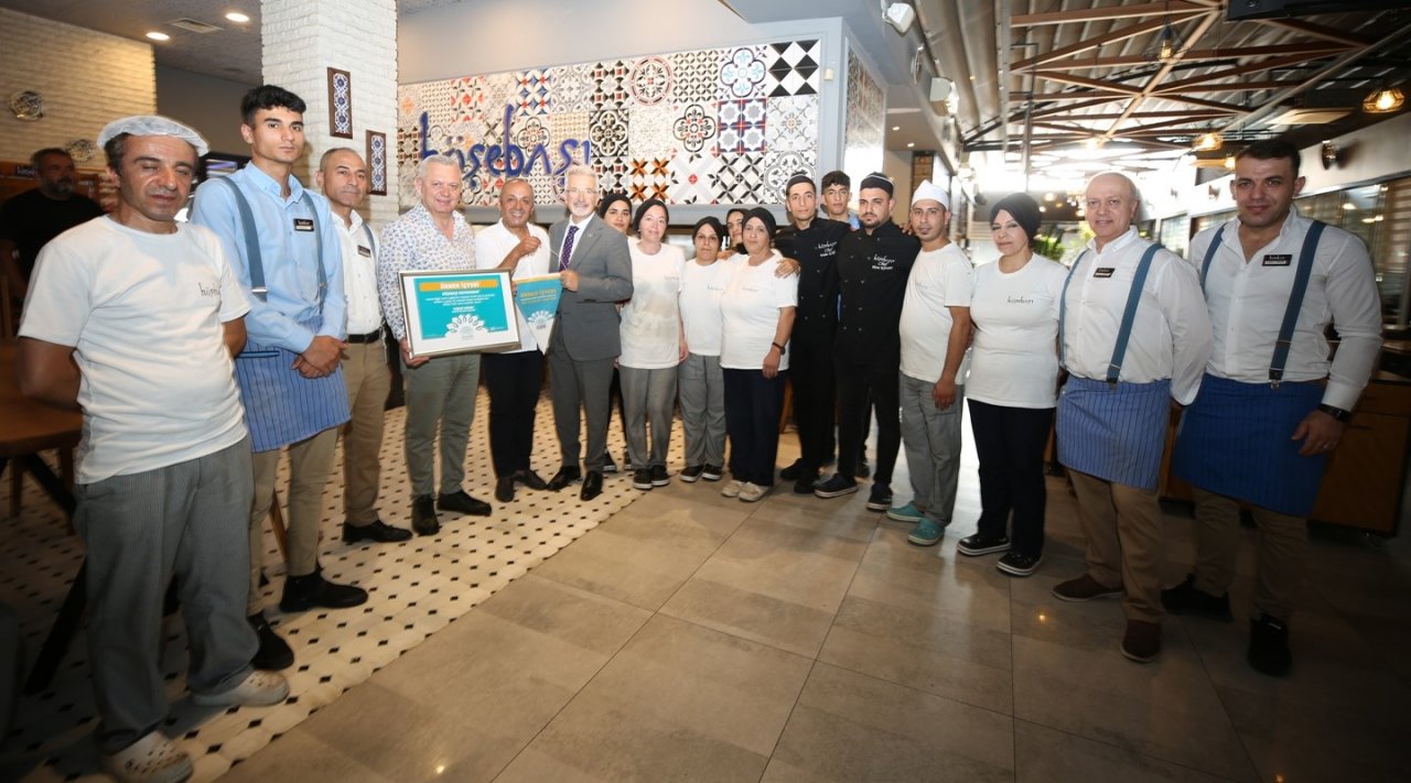 Nilüfer’de örnek işletme belgesini başkanlar verdi