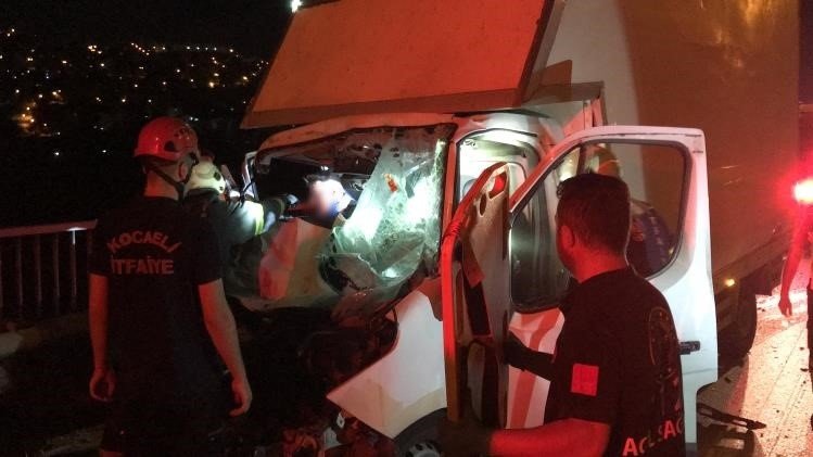 Önce kazada sıkıştığı yerden kurtuldu, ardından araçtaki cep telefonu için ekipleri harekete geçirdi