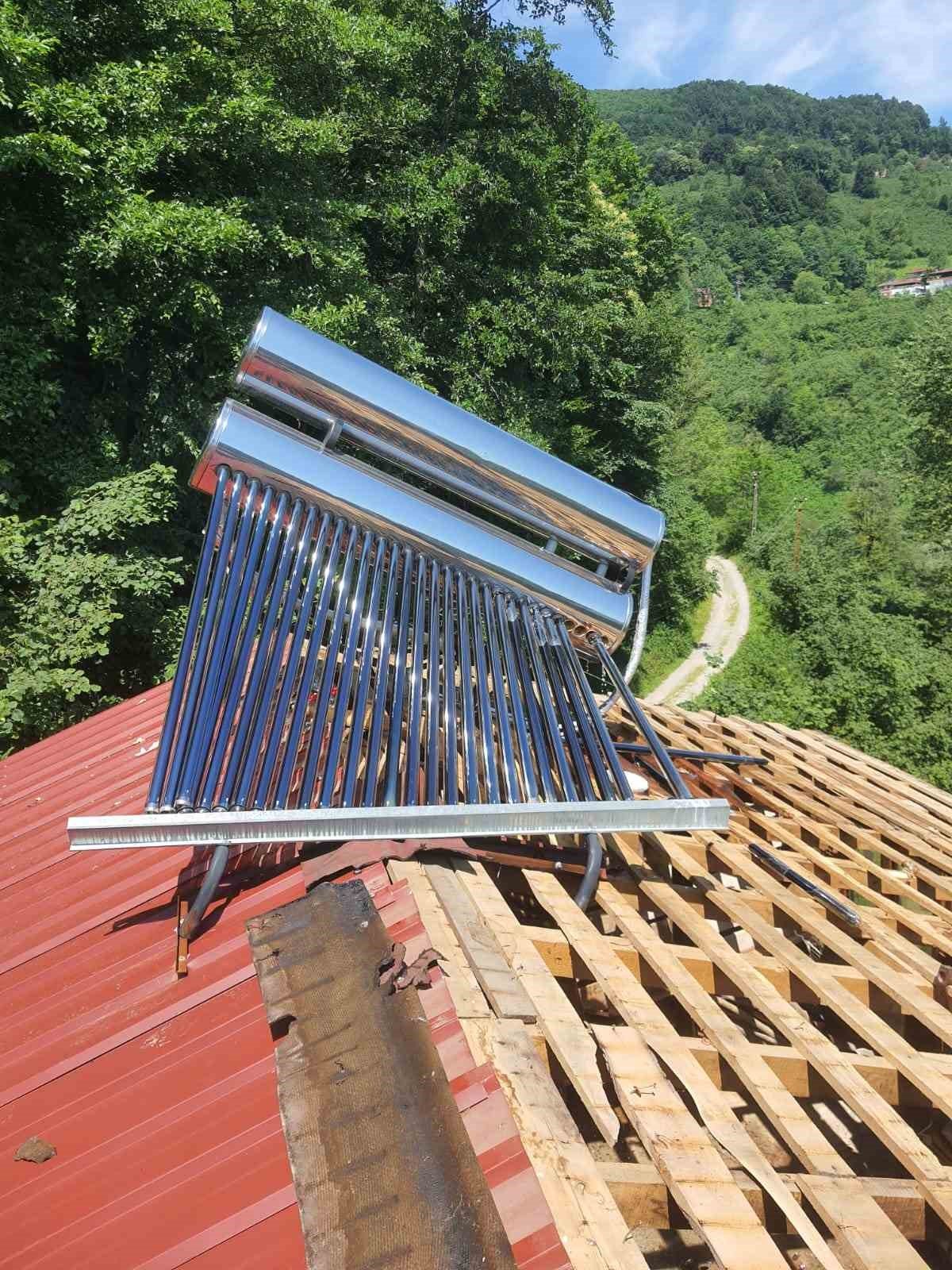 Evinin çatısını tamir ederken güneş enerjisi deposundaki sıcak suyun üzerine dökülmesi sonucu hayatını kaybetti