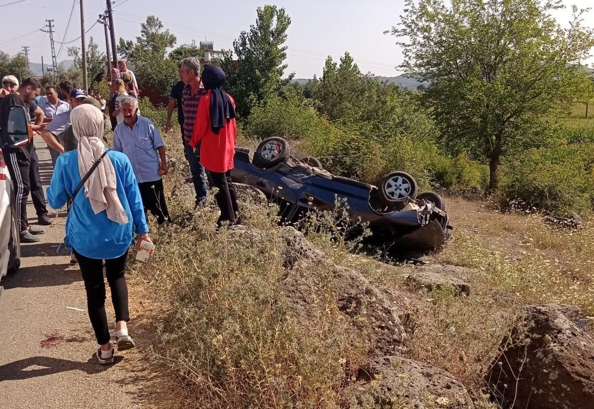 Osmaniye’de otomobil şarampole devrildi, 2 yaralı